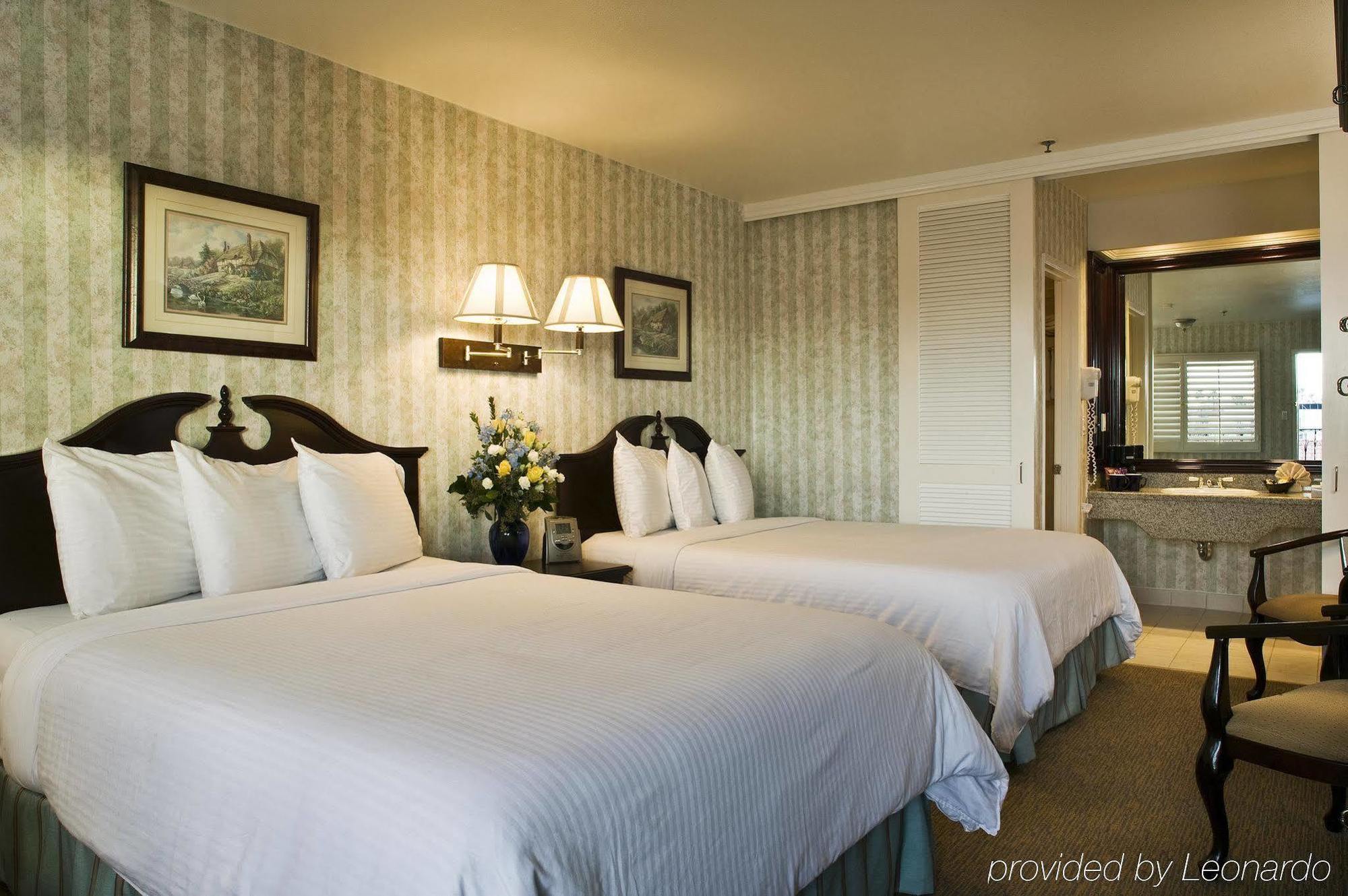 Carousel Inn And Suites أنهايم الغرفة الصورة